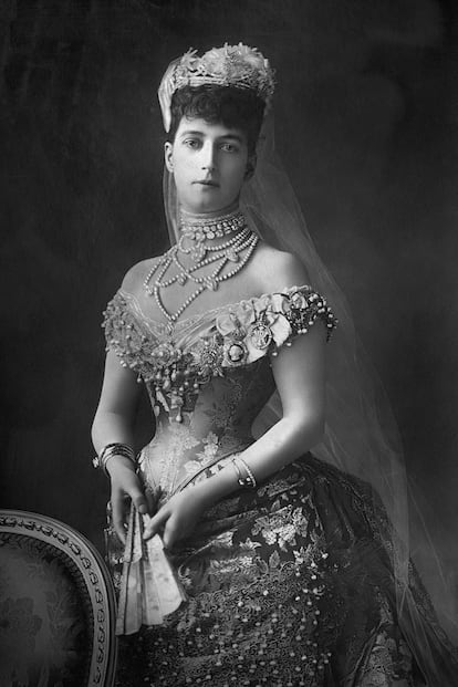 En la segunda mitad del siglo XIX, y siguiendo el ejemplo de iconos de estilo como Alejandra de Dinamarca, reina consorte de Inglaterra (en la imagen, en 1889), o las propuestas del coturier Charles Worth, el traje femenino incorporaba un aparatoso polisón en la parte trasera y un corsé que se alargaba hasta el bajo vientre para deformar completamente la postura y la silueta. Un vestido que comenzaba a rozar lo absurdo y que provocó la aparición de varios movimientos que abogaron por reformarlo.