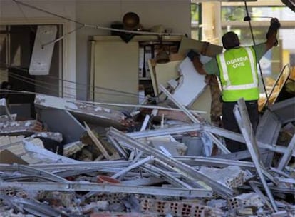 Un guardia civil remueve los escombros en la casa cuartel de Burgos.
