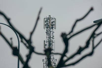 Antena de telefonia movil a las afueras de Santiago de Compostela.