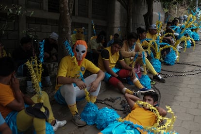 Miembros de uno de los grupos de los "Tradicionales judíos" de Masatepe, se prepara para salir por las calles el 9 de Abril.