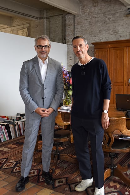 Marc Puig y Dries Van Noten, en la foto oficial de la nueva alianza.