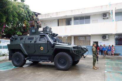 Soldados vigilan un puesto de votación en Olón. Desde la madrugada, contingentes de militares vigilan la frontera sur, con Perú, y la norte, con Colombia. 