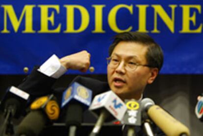 David Ho anuncia ayer en Hong Kong el posible tratamiento contra la neumonía atípica asiática.