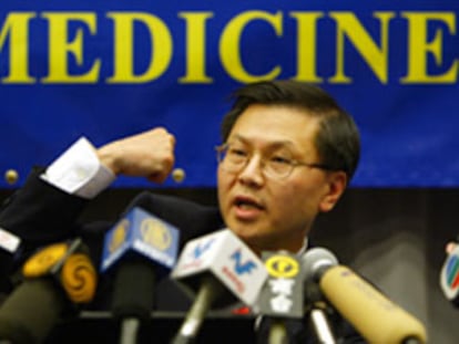 David Ho anuncia ayer en Hong Kong el posible tratamiento contra la neumonía atípica asiática.