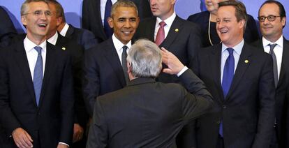 El presidente de la Comisón Europea, Jean-Claude Junker (de espaldas), saluda a los líderes en la cumbre de la OTAN.