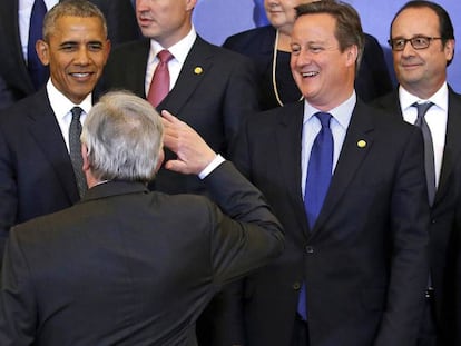 El presidente de la Comis&oacute;n Europea, Jean-Claude Junker (de espaldas), saluda a los l&iacute;deres en la cumbre de la OTAN.