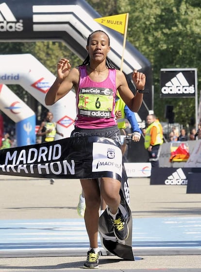 La etíope Desta Girma Tadesse no ha permitido hoy que le arrebataran el trono del Maratón. Ha vuelto a ser la mejor de las mujeres, como ya lo fue en la edición de 2010, aunque ha tenido a su compatriota Tola muy cerca, a pesar de que era la primera vez que corría en Madrid.