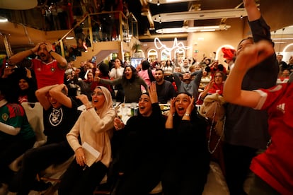 Aficionados marroquíes vibran con su selección en el restaurante Argana, en Parla.