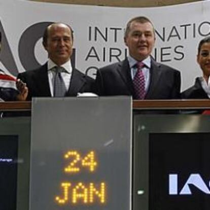 IAG invita a otras aerolíneas a su proyecto y cede en Bolsa un 1,22% el día de su debut