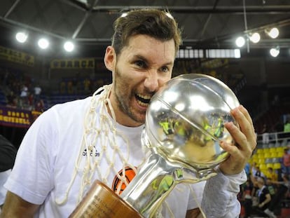 Rudy Fern&aacute;ndez, con el trofeo de campe&oacute;n de Liga.