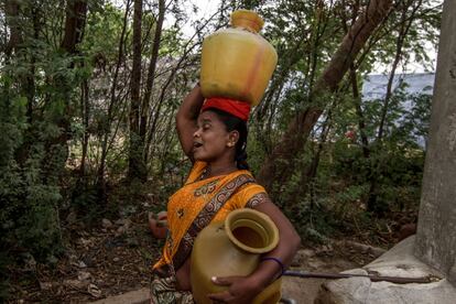 Rangamma Kathigera, de 34 años, vive en Hattie Belgal, la aldea sin letrinas. "Hasta hace poco no sabíamos de su existencia", reconoce la mujer. Ella también es trabajadora sanitaria en su aldea y por eso conoce bien las principales enfermedades que sufren sus vecinos.