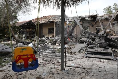 Policías inspeccionan una casa dañada tras impactar un cohete lanzado desde la Franja de Gaza en la comunidad de Mishmeret, en la región central de Israel, este lunes. El cohete ha causado siete heridos, informaron la Policía y los servicios médicos. 