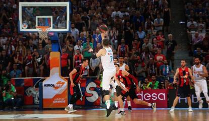 Triple decisivo de Doncic al Baskonia