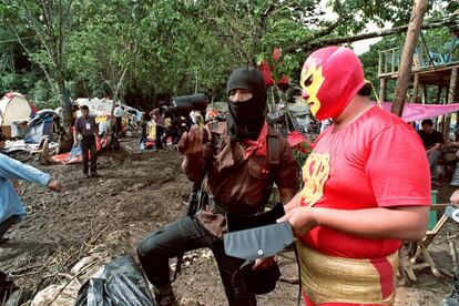 Superbarrio Gómez con un miembro del Ejército Zapatista de Liberación Nacional, en Chiapas en 1994.