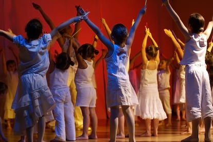 Varios niños bailan en el campamento de la Escuela de Nuevas Músicas de Moratalaz.