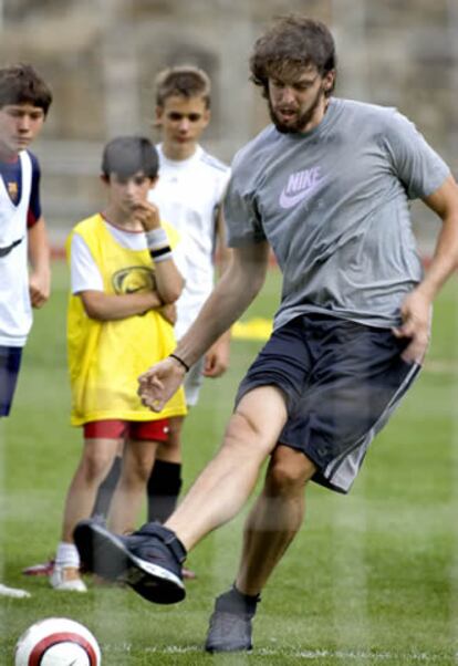 Gasol lanzando un penalti en un partido de futbol contra niños de once años en Andorra.