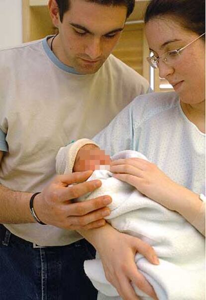 Los padres de la segunda niña nacida en 2005 acarician a la pequeña, que se llamará Lucía.