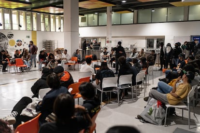 Después de la olla comunitaria, un grupo de estudiantes debate con una decena de capuchos sobre la conveniencia de organizar tropeles. Los que están a favor dicen que hay que respetar la diversidad del movimiento estudiantil. “Un tropel no es excluyente a una velatón o un festival de poesía”, afirma una estudiante. “El discurso de construcción de paz no puede romantizarse”, añade. Otros tienen dudas de que sea eficiente. “Son importantes los sentires de quienes no se sienten representados en este ejercicio”. 
