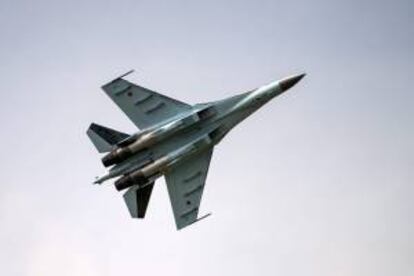 Un caza ruso Sukhoi su-139 participa en el espectáculo aéreo ofrecido durante la primera jornada del Salón Aeronáutico y del Espacio de Le Bourget, al norte de París, Francia, el 18 de junio del 2013.