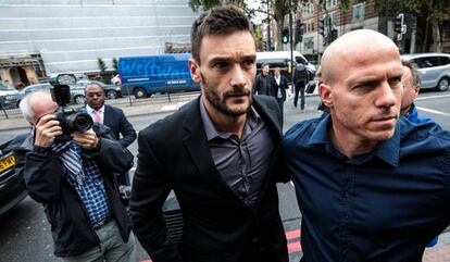 El portero internacional francés, Hugo Lloris, hoy en Londres a su llegada al tribunal que le ha condenado por conducir borracho.