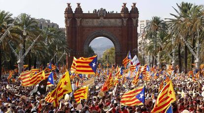 Miles de catalanes durante la celebración de la Diada en 2012.