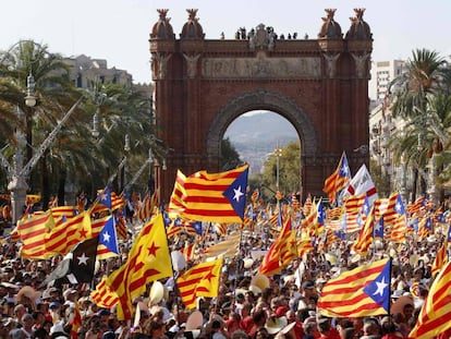 Miles de catalanes durante la celebración de la Diada en 2012.