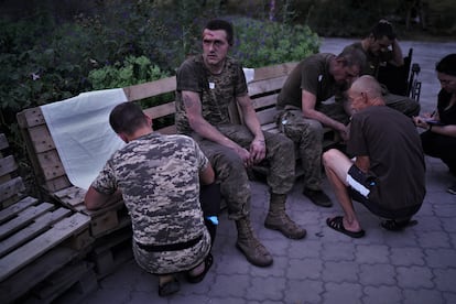 Militares heridos llegando para ser registrados, identificados y atendidos en un hospital de campaña en Zaporiyia.