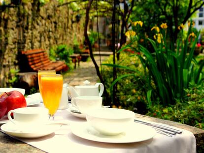 Desayuno en los jardines del hotel Costa Vella, en Santiago de Compostela, en una imagen publicada en su página web.