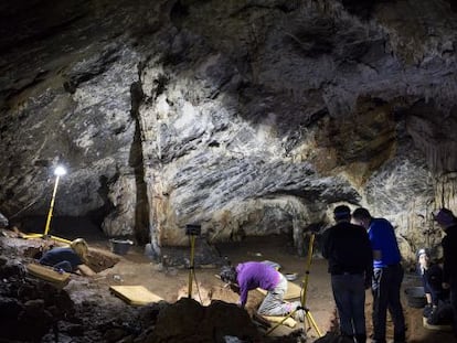 Arqueólogos trabajando en la cueva de Ardales, en la provincia de Málaga.