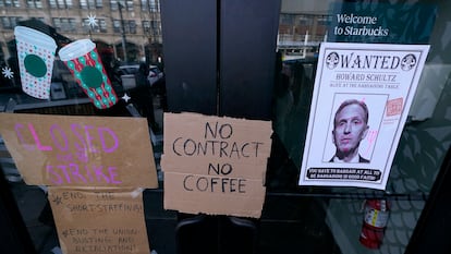 Un cartel con la frase "Sin contrato no hay café", junto a una imagen del CEO de Starbucks, Howards Schultz, afuera de una sucursal de la empresa en Boston. 