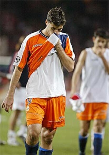 Tristán y Valerón (al fondo), desolados tras la paliza recibida por el Depor en Mónaco.