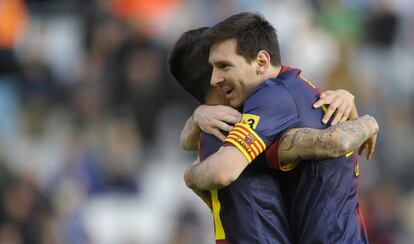 Messi abraza a Tello tras su gol.
