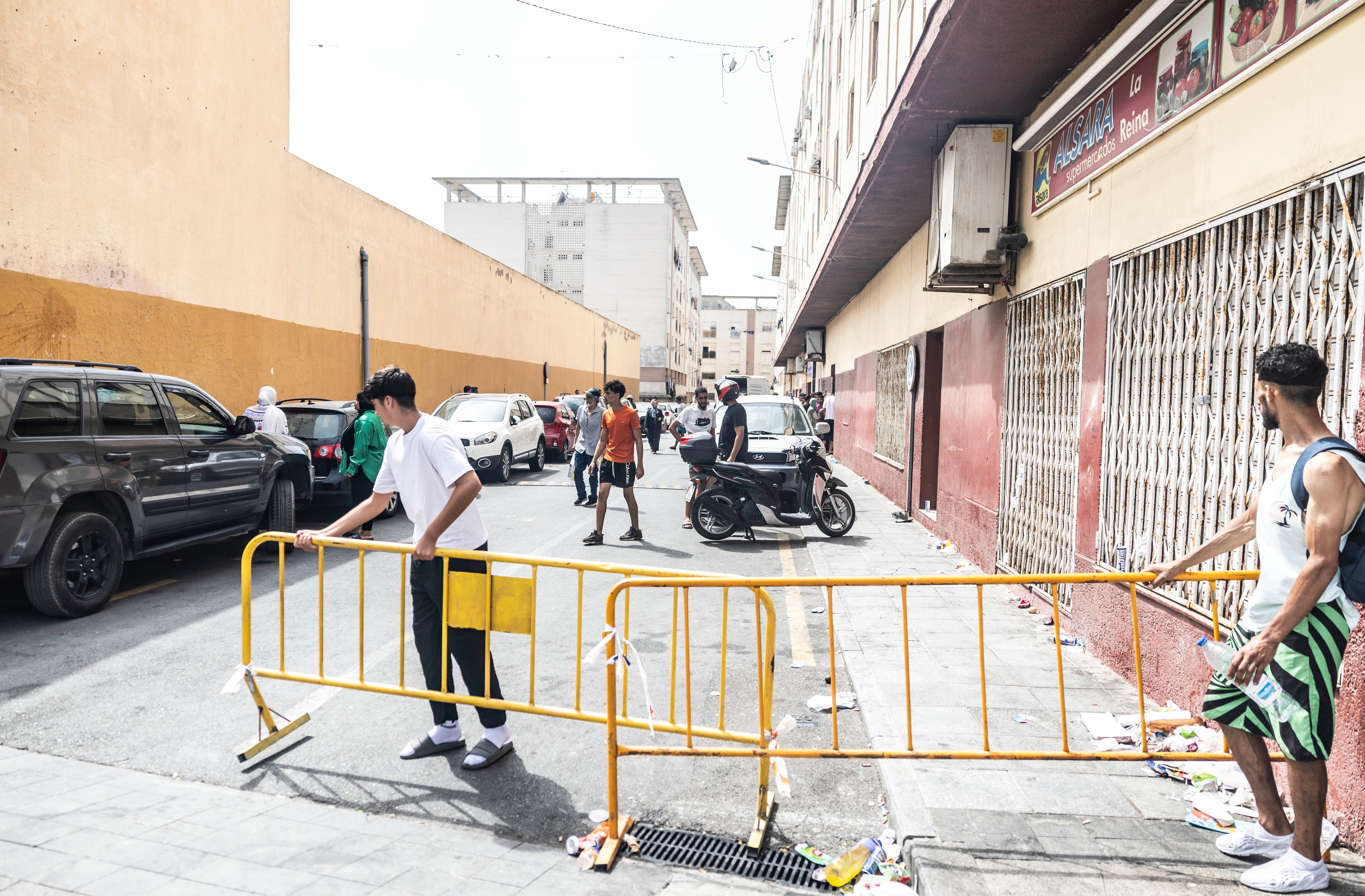 Vallas de obra para cerrar las calles y batidas para ahuyentar a los migrantes que se resisten a dejar Ceuta: “Todavía quedan”