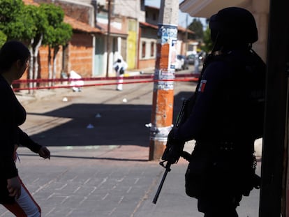 Un policía del Estado custodia una escena del crimen en el pueblo de Marcos Castellanos, Michoacán.