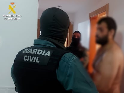 La Guardia Civil detiene en Valladolid a seis asaltantes de viviendas que llevaron a cabo el secuestro de un empresario, su mujer y su hija menor de edad.