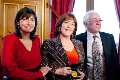 Anne Hidalgo y Carmen Maura, con su medalla, junto a Enrique Camacho, del Instituto Cervantes de París.