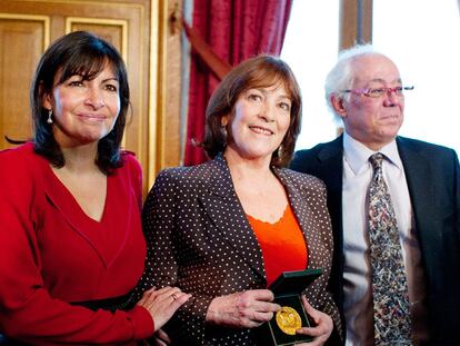 Anne Hidalgo y Carmen Maura, con su medalla, junto a Enrique Camacho, del Instituto Cervantes de París.