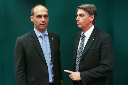 Jair Bolsonaro (d) e seu filho Eduardo, eleito o deputado federal mais votado em SP.