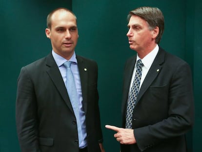 Jair Bolsonaro (d) e seu filho Eduardo, eleito o deputado federal mais votado em SP.