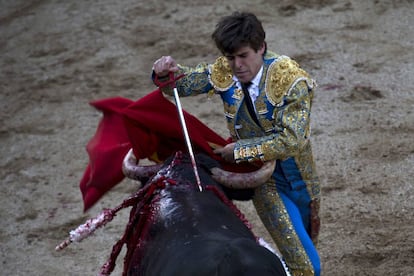 Javier Marin, en el momento de matar al toro en Las Ventas.