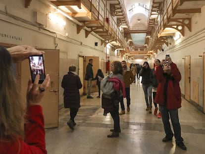 Els visitants passegen per les galeries de la presó Model.