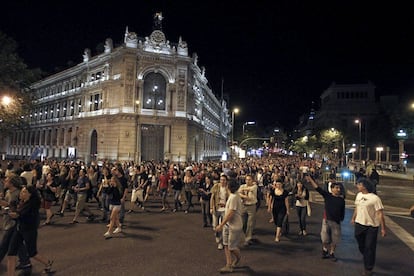 Integrantes del 15-M se dirigen a Cibeles desde la Puerta del Sol, en señal de protesta.