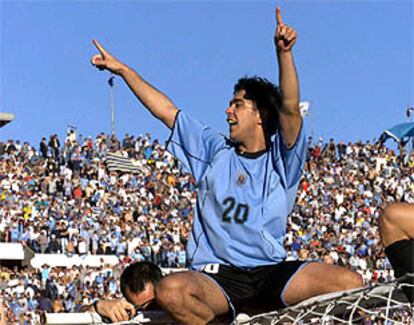 Recoba celebra subido al larguero la clasificación de Uruguay para el Mundial.