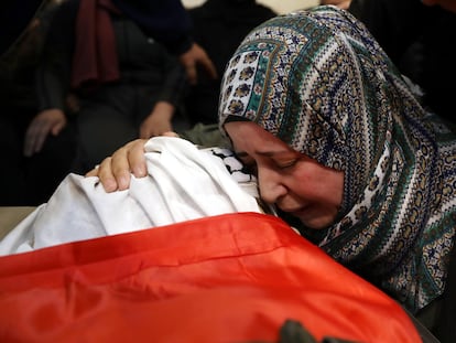 Una mujer llora la muerte de Muhammad Yunus Freijat (15 años), que murió durante los enfrentamientos con el Ejército israelí durante una protesta en la ciudad cisjordana de Hebrón, el pasado 16 de mayo.