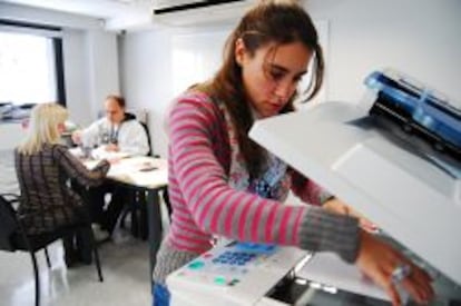 Miembros del equipo de digitalizaci&oacute;n de Prosegur, en plena tarea.