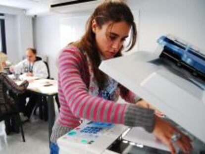 Miembros del equipo de digitalizaci&oacute;n de Prosegur, en plena tarea.