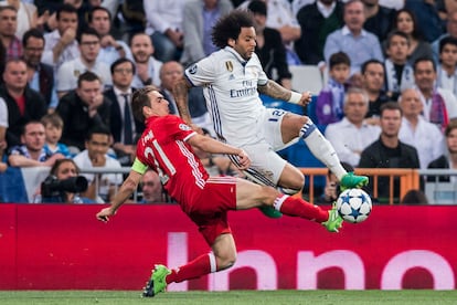 Marcelo y Phillip Lahm luchan por el balón en el partido de vuelta de los cuartos de final de la Champions de la temporada 2016-17.