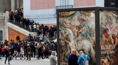 Un grupo de personas forma una fila para acceder al Museo del Prado