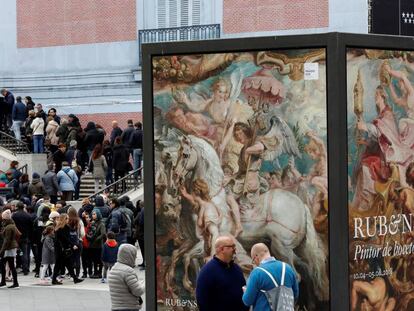 Un grupo de personas forma una fila para acceder al Museo del Prado