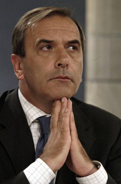 José Antonio Alonso, durante la rueda de prensa posterior al Consejo de Ministros, en octubre de 2004.